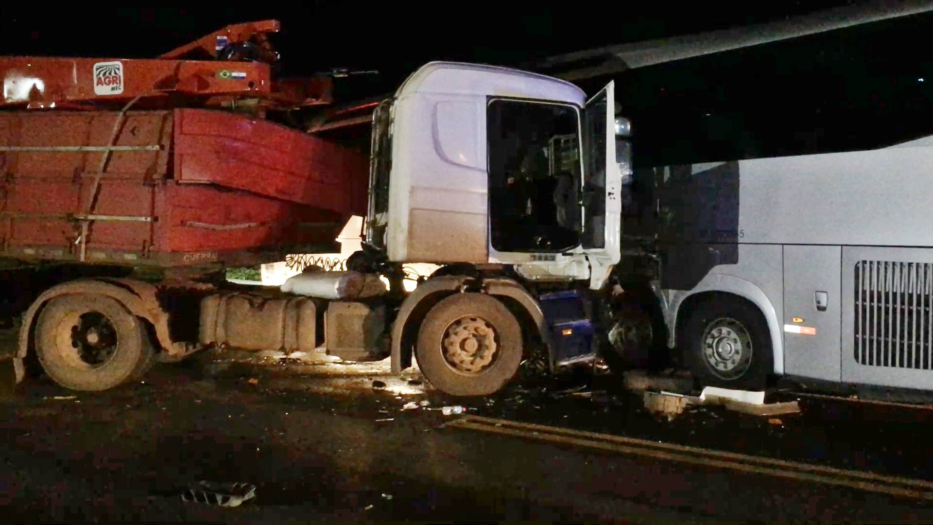 Carreta e ônibus se envolvem em grave acidente de trânsito na BR 277 SOT