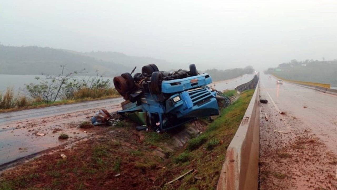 Carreta Tomba Na Ponte Do Rio Igua U Motorista Escapa Escoria Es