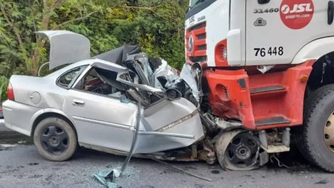 Colisão frontal entre carreta e carro mata pai mãe e 4 filhos na BR