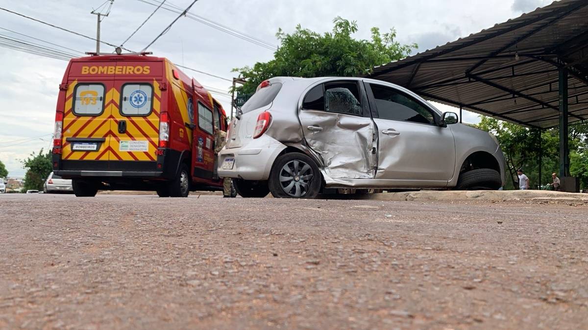 Passageira de automóvel de aplicativo fica ferida após forte colisão de