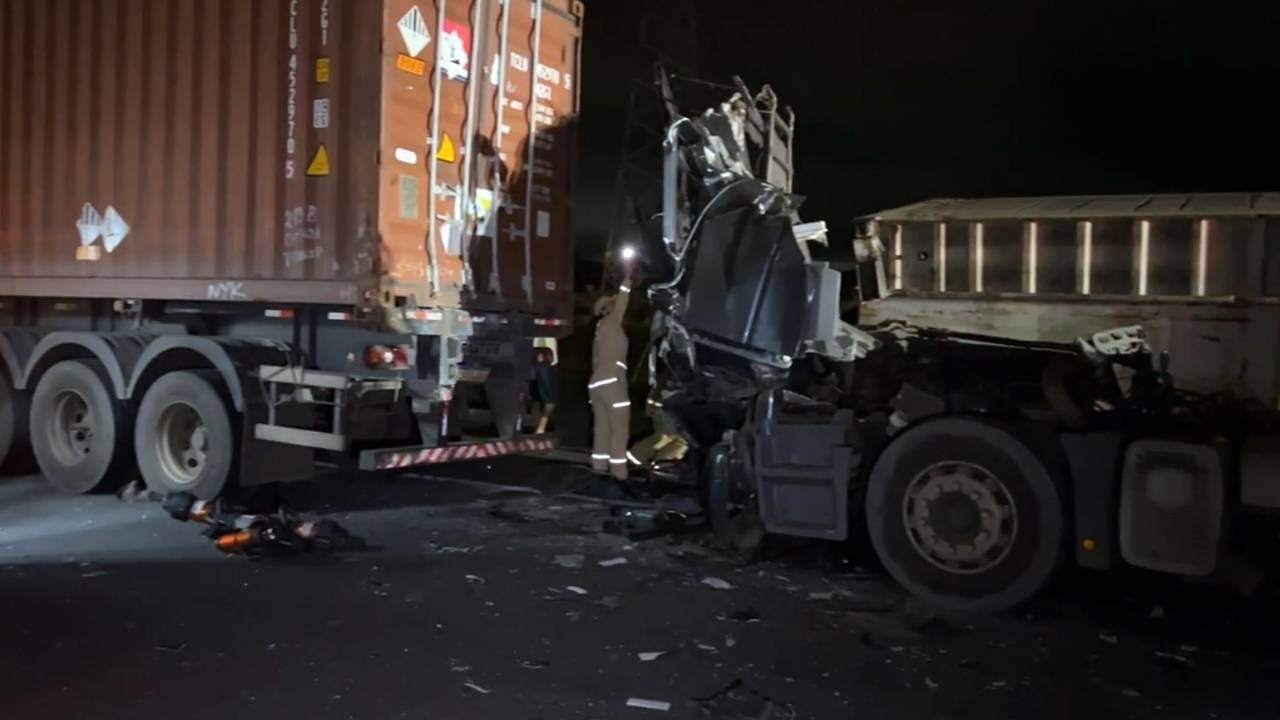 Tragédia Caminhoneiro morre em gravíssimo acidente entre quatro