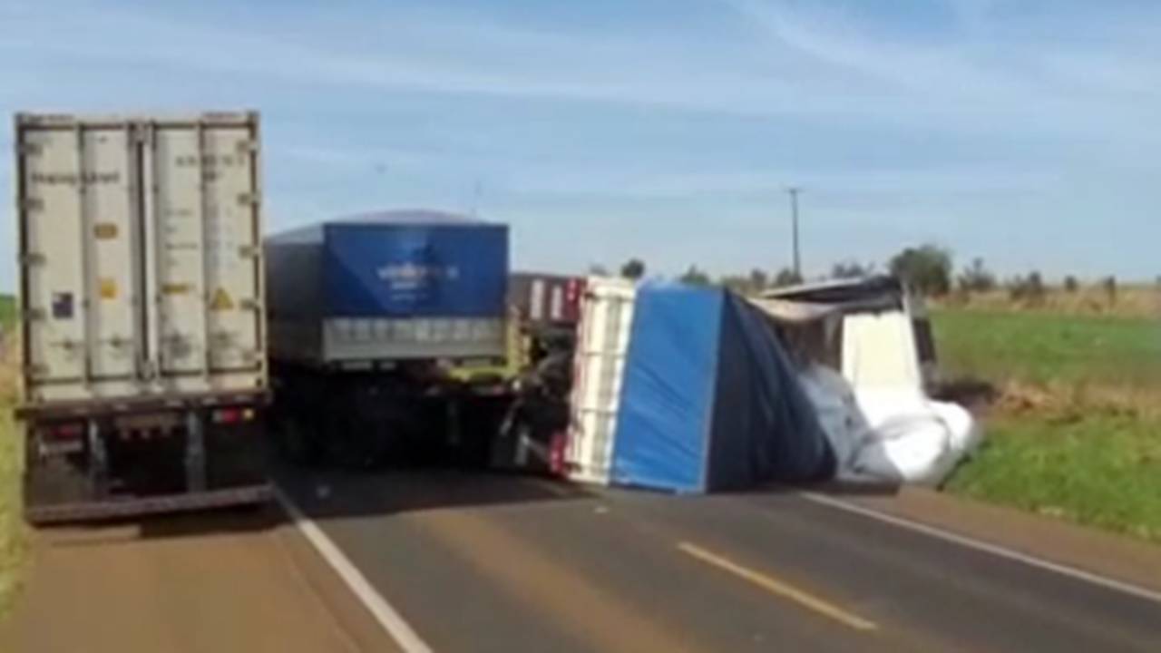 Homem Morre Ap S Grave Acidente Na Br Em Cand I Congestionamento