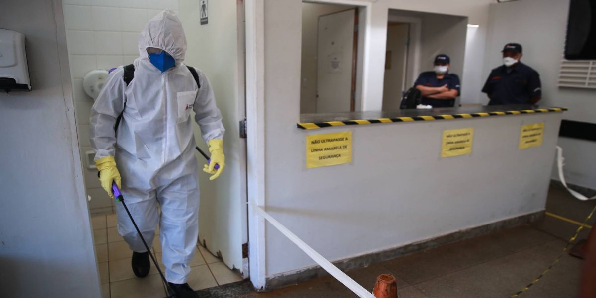 Número de casos de covid-19 sobe para 7.910; mortes chegam a 299