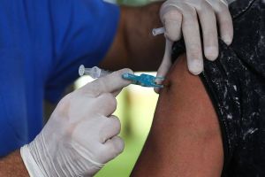 Imagem referente à notícia: Comboio da Saúde reforça vacinação contra gripe a grupo prioritário no Calçadão da Avenida Brasil