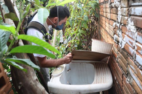Agentes de endemias voltam a orientar população no combate à dengue