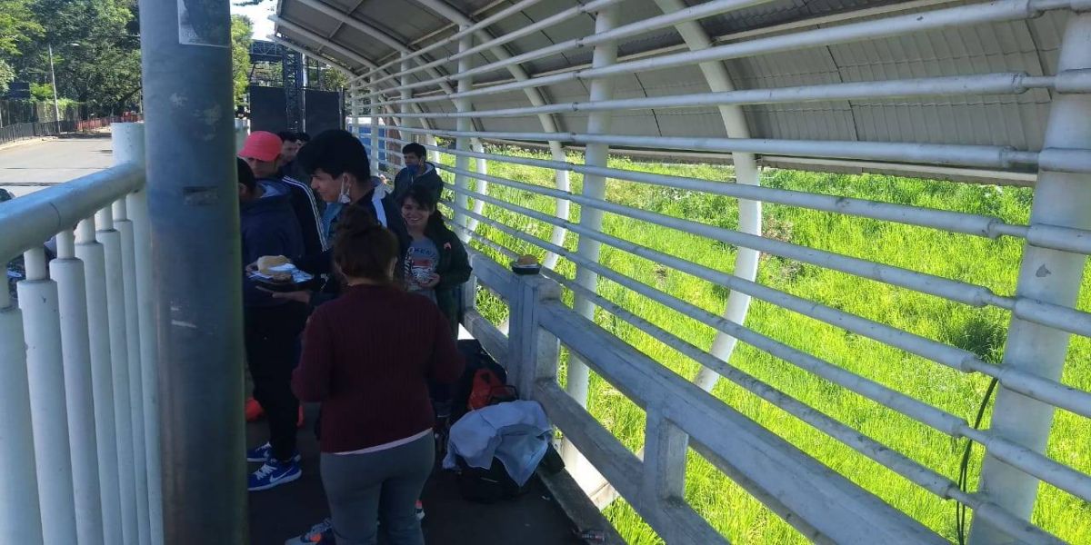 Mais 116 paraguaios estão retidos na Ponte da Amizade