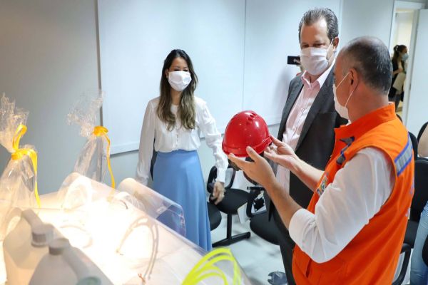 Universidades estaduais doam materiais de proteção à Defesa Civil