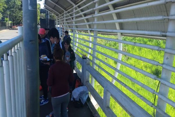 Mais 116 paraguaios estão retidos na Ponte da Amizade