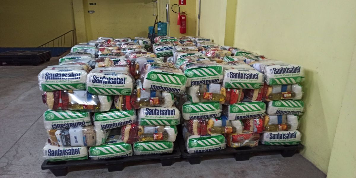 Educação distribui kits de alimentação escolar para alunos cadastrados no Bolsa Família