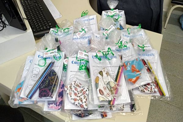 UPA Tancredo recebe doação de máscaras para crianças em pré-consulta