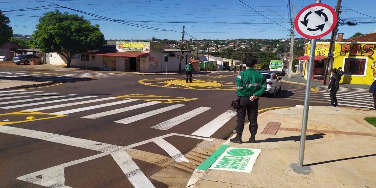Educação de Trânsito orienta condutores na nova minirrotatória da Rua Ipanema, no Bairro Brasília I