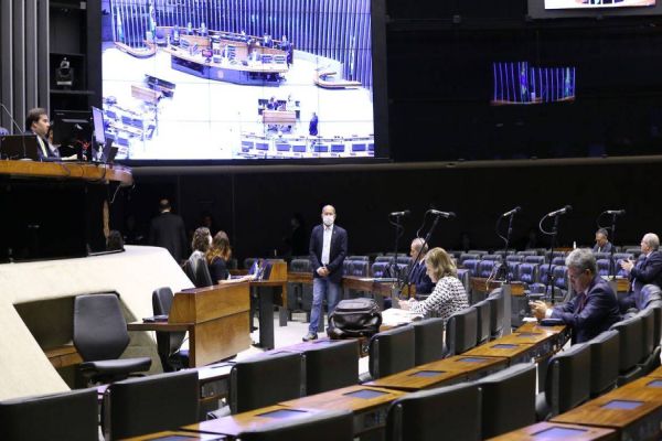 Câmara analisa projeto que amplia pagamento do auxílio emergencial