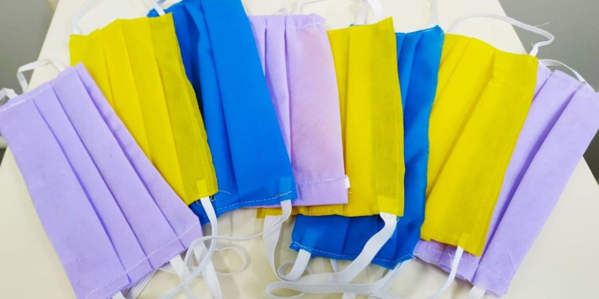 Entidade doa máscaras de TNT à UPA Tancredo