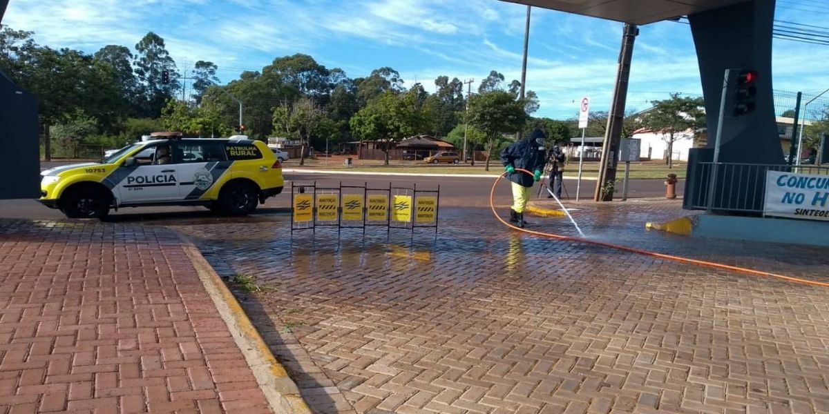 Polícia Militar atua em conjunto com a Sanepar na desinfecção dos hospitais em Cascavel