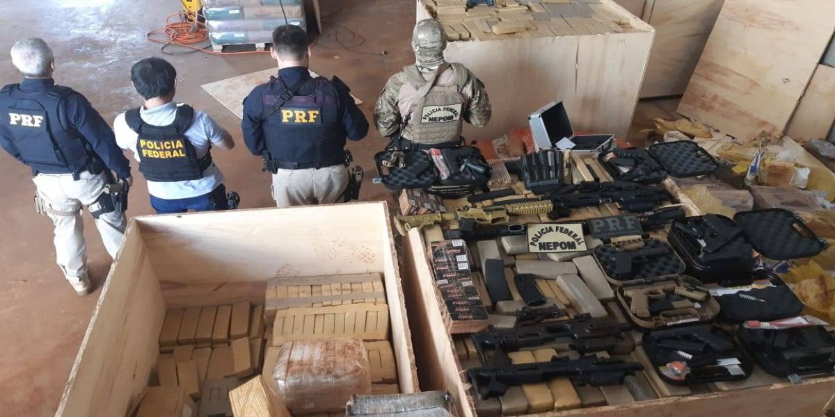 PF e PRF estouram depósito com toneladas de maconha, fuzis e pistolas no Paraná