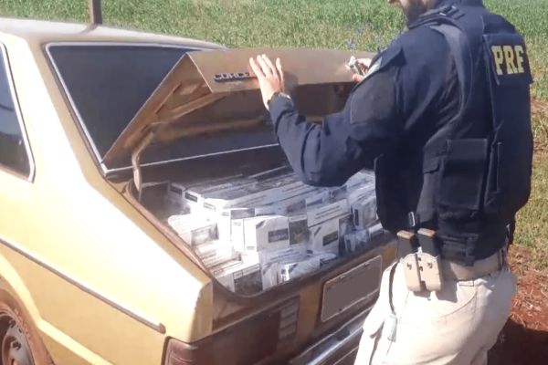 Imagem referente a notícia: PRF apreende Corcel 82 recheado de cigarros contrabandeados em Guaíra (PR)