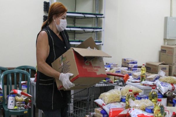 Escolas da rede estadual distribuem kits da merenda