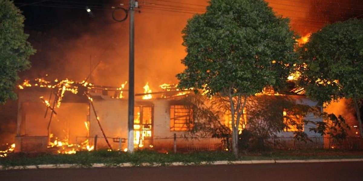 Casa é destruída pelo fogo em Nova Santa Rosa