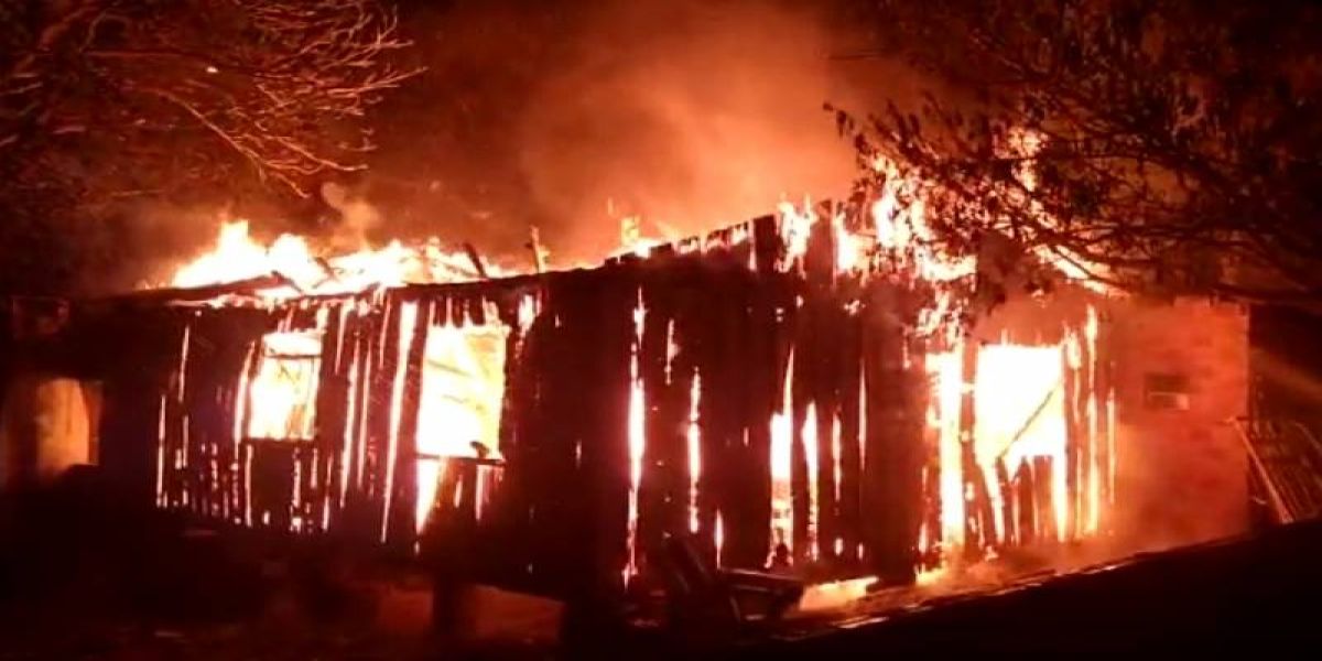 Homem ateia fogo na casa da mulher, da sogra e no carro do sogro no Jardim Europa