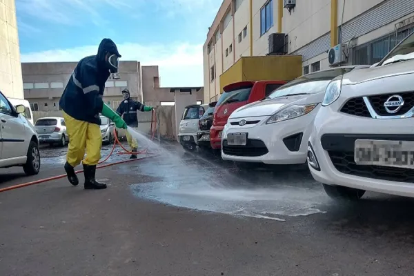 Foto relacionada a notícia: Sanepar faz desinfecção do entorno do HUOP e da Uopeccan em Cascavel