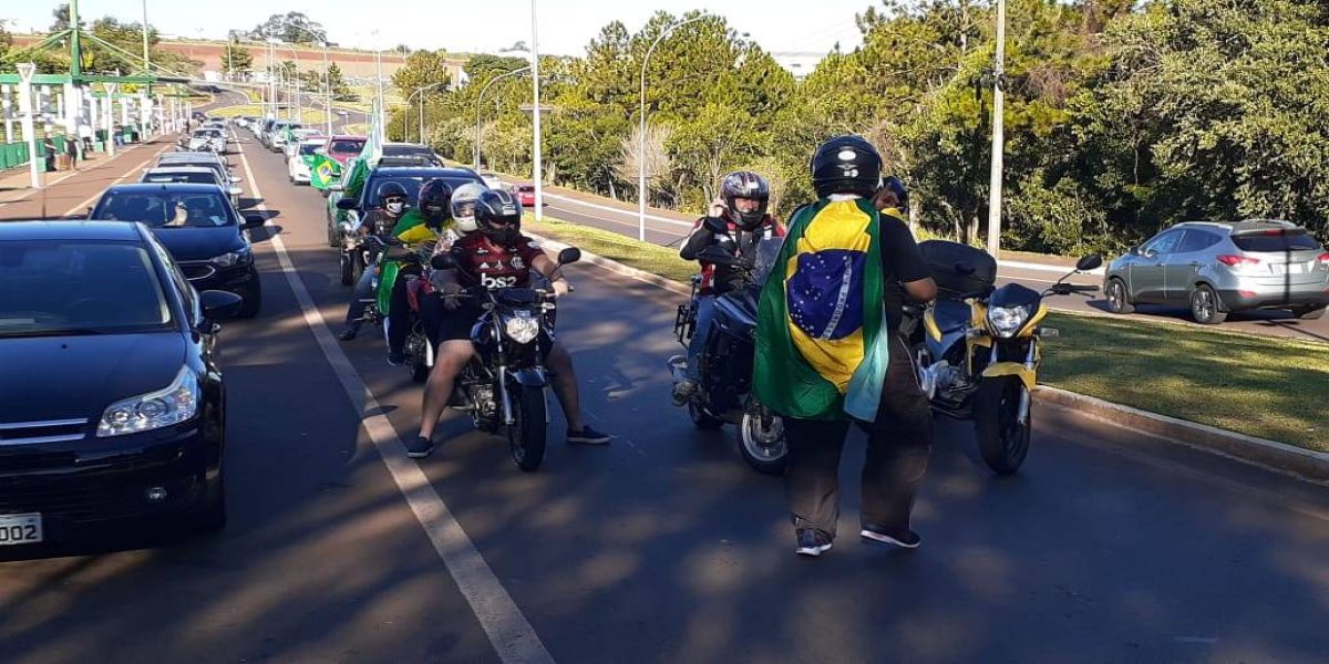 Apoiadores de Jair Bolsonaro, realizam manifestação em frente ao exercito