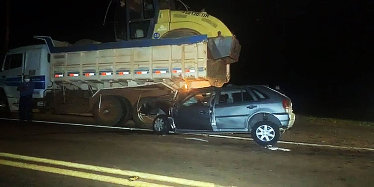 Colisão entre carro e caminhão deixa motorista encarcerado na BR-277