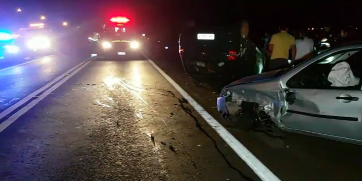 Carro capota na BR-277, após se envolver em colisão de trânsito