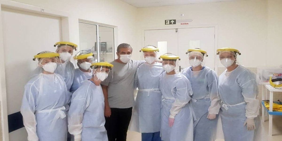 Paciente da Ala Covid-19 do Hospital Universitário recebe alta