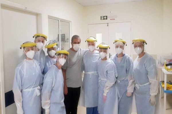Paciente da Ala Covid-19 do Hospital Universitário recebe alta