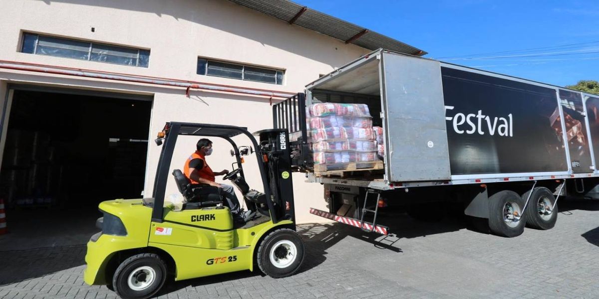 Cem toneladas de alimentos são doados pelo Grupo Festval