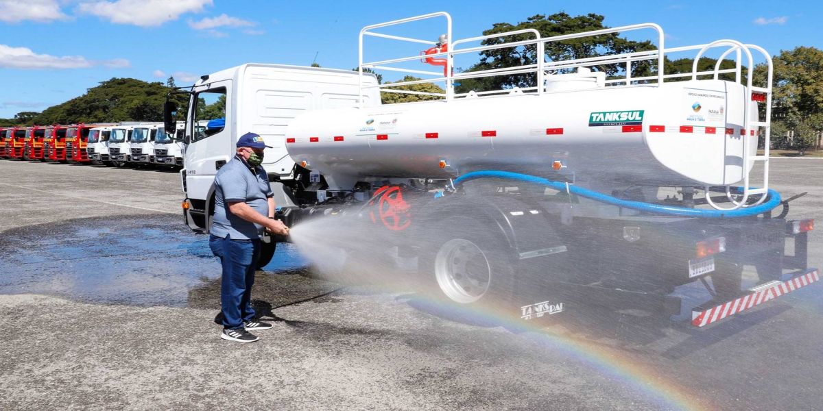 Governo entrega caminhões-pipa para 29 municípios do Paraná