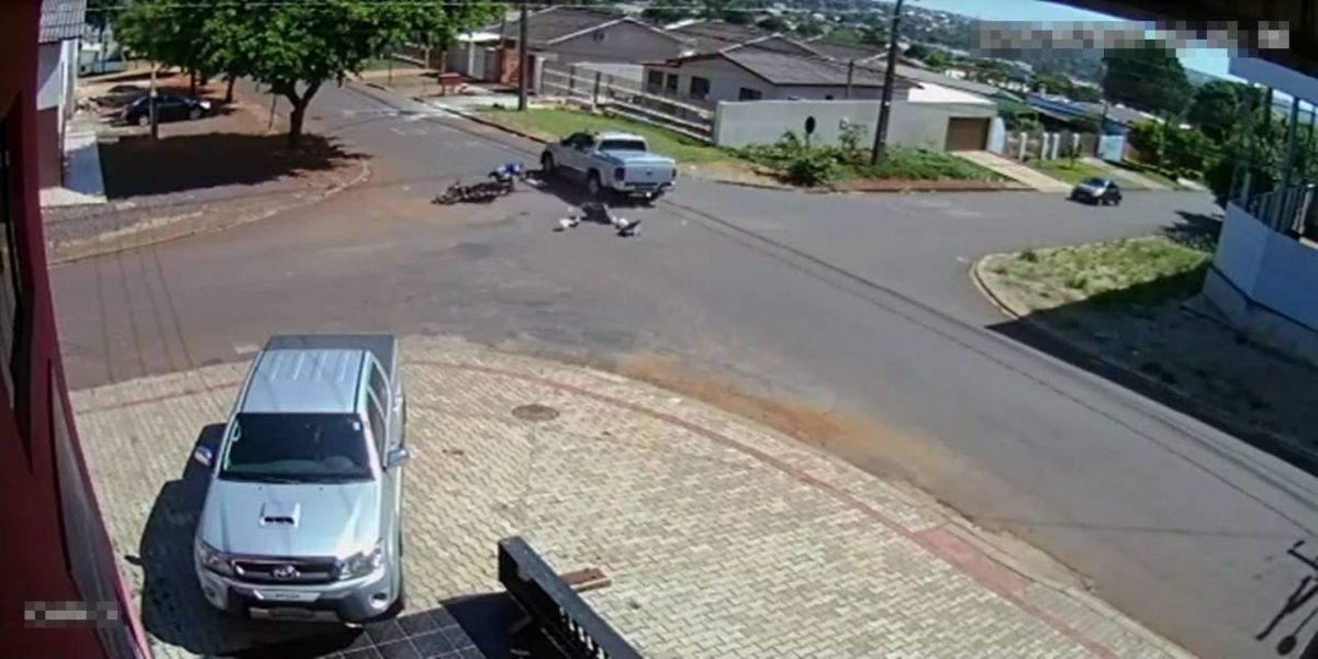 Motociclista sofre fratura exposta e TCE após grave colisão de trânsito no Bairro Cataratas