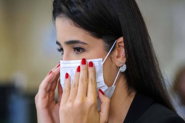 “Deixar a máscara no pescoço aumentará as chances de infecção por vírus”, afirma infectologista