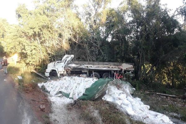 Caminhão carregado com polvilho tomba na PR-484 em Boa Vista da Aparecida