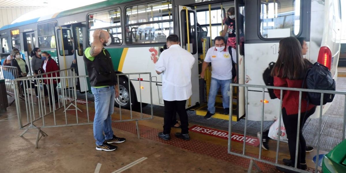 Transporte coletivo segue restrito! Sabia quem pode usar !