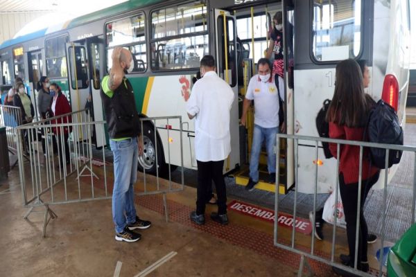 Transporte coletivo segue restrito! Sabia quem pode usar !