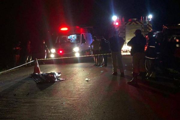 Imagem referente a notícia: Ultrapassagem mal sucedida termina em duas mortes na PR-180 em Marmeleiro