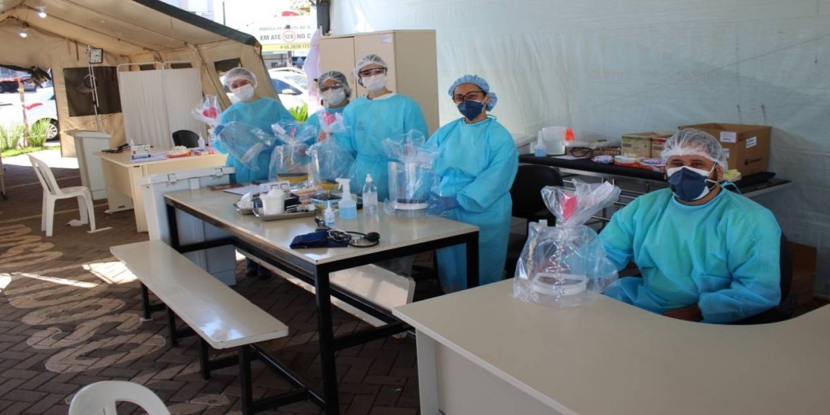 Vizinhos Solidários doam escudos faciais a servidores da UPA Brasília