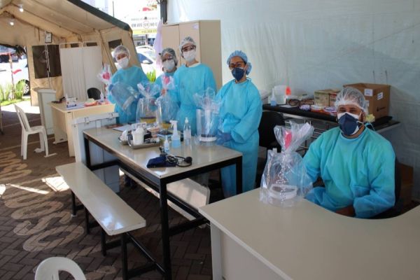 Vizinhos Solidários doam escudos faciais a servidores da UPA Brasília