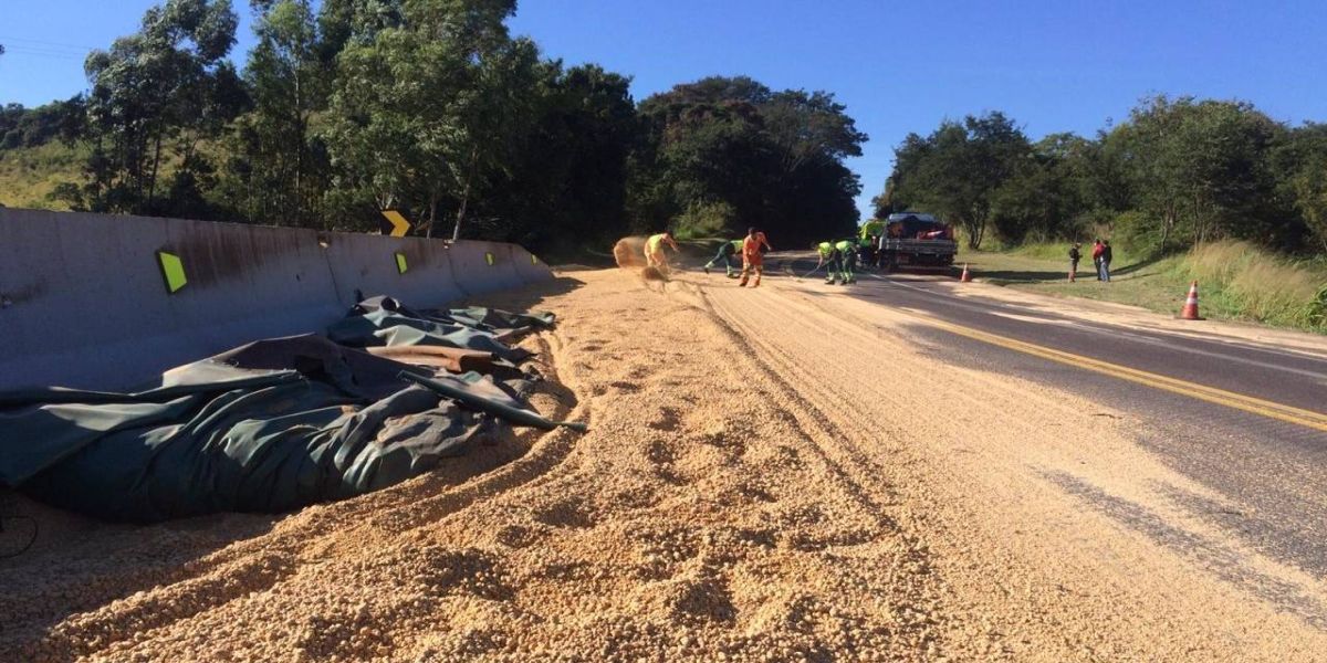 Tombamento de carreta é registrado na Curva da Morte em Guaraniaçu