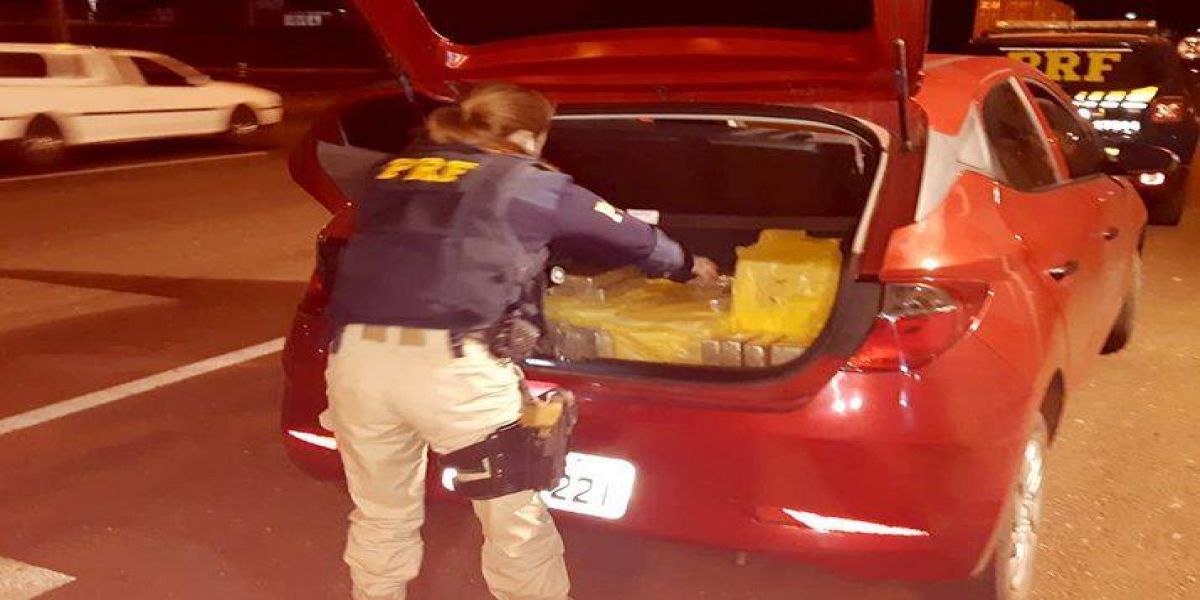 Após perseguição, PRF apreende 141 kg de maconha em Ponta Grossa