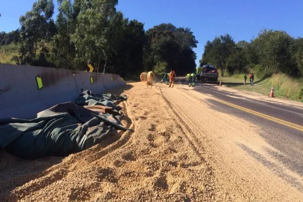 Foto relacionada a notícia: Tombamento de carreta é registrado na Curva da Morte em Guaraniaçu