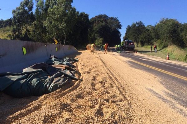 Tombamento de carreta é registrado na Curva da Morte em Guaraniaçu