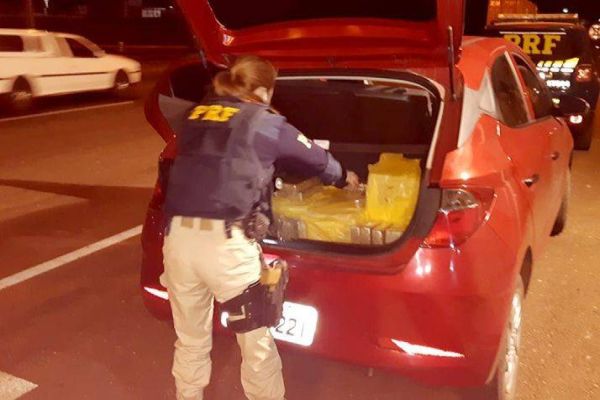 Após perseguição, PRF apreende 141 kg de maconha em Ponta Grossa
