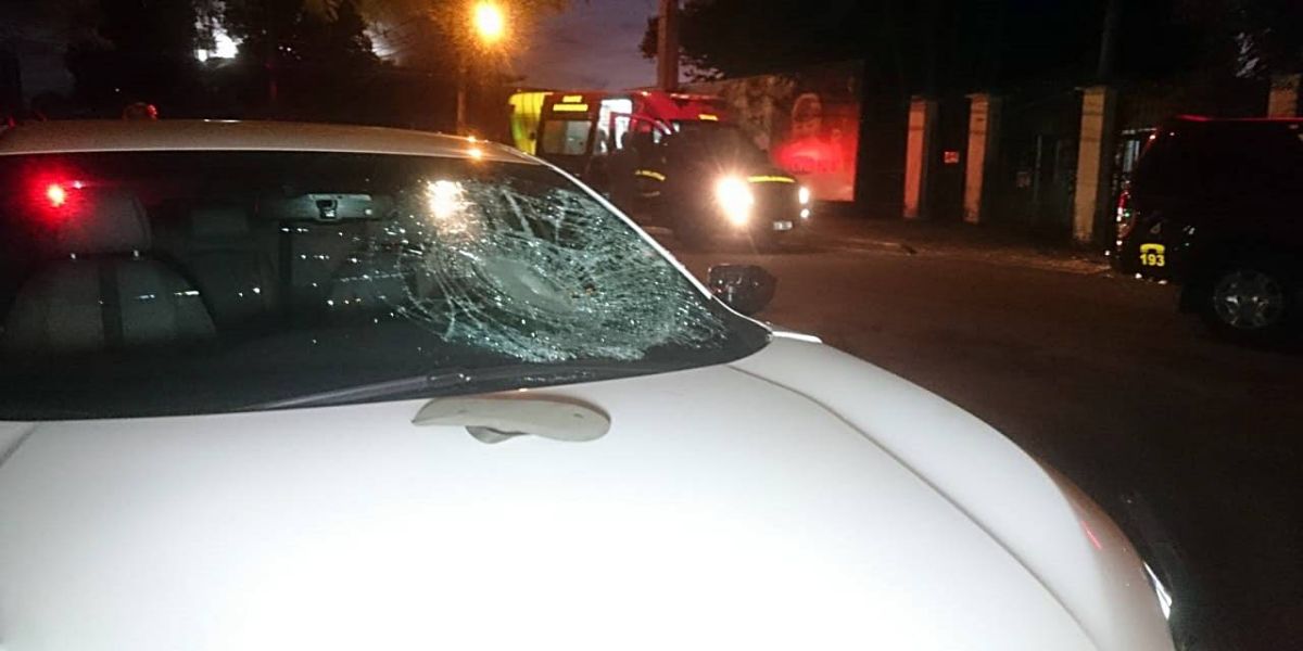 Ciclista fica em estado gravíssimo após ser atingido por carro na Rua Londrina