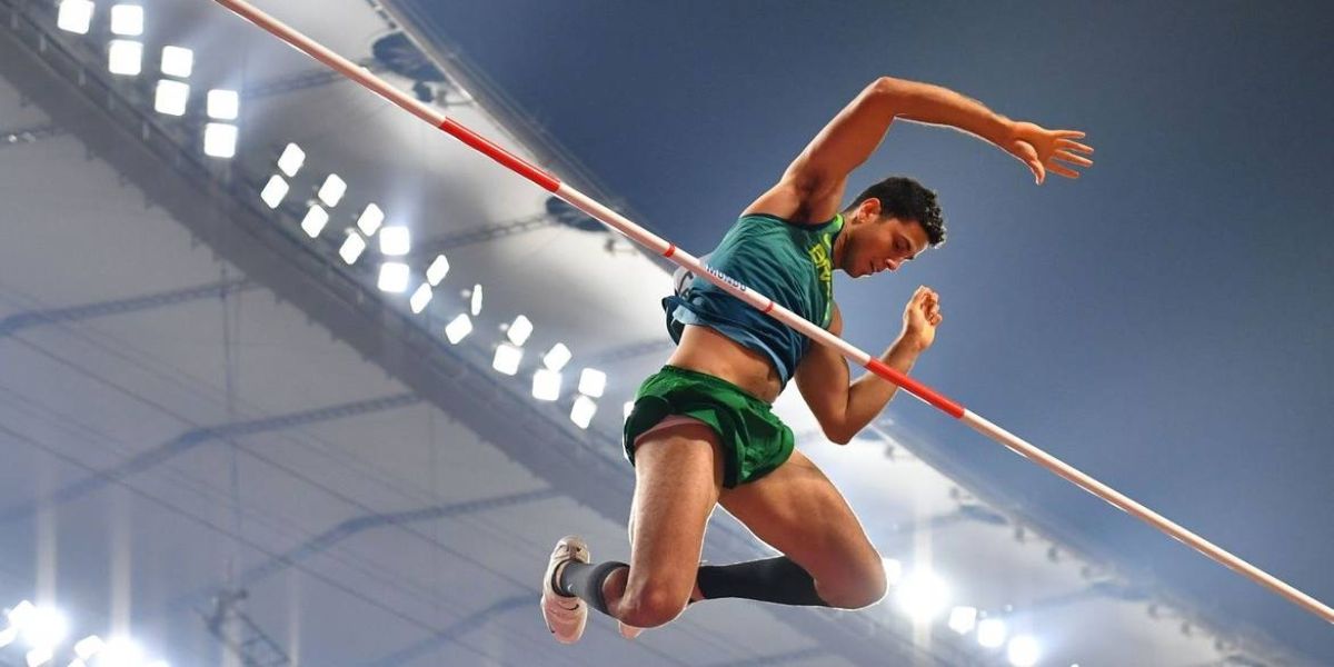 Campeão olímpico do salto com vara tem contrato rescindido