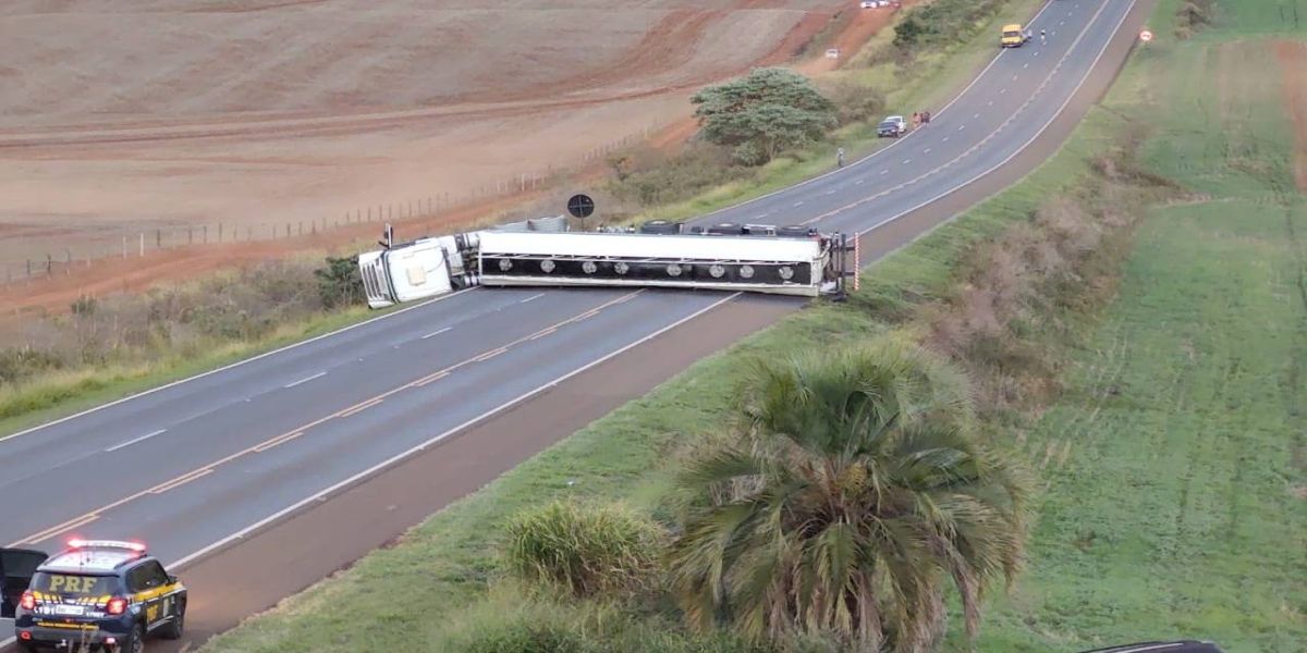 Carreta carregada com combustível tomba e interdita rodovia BR-277