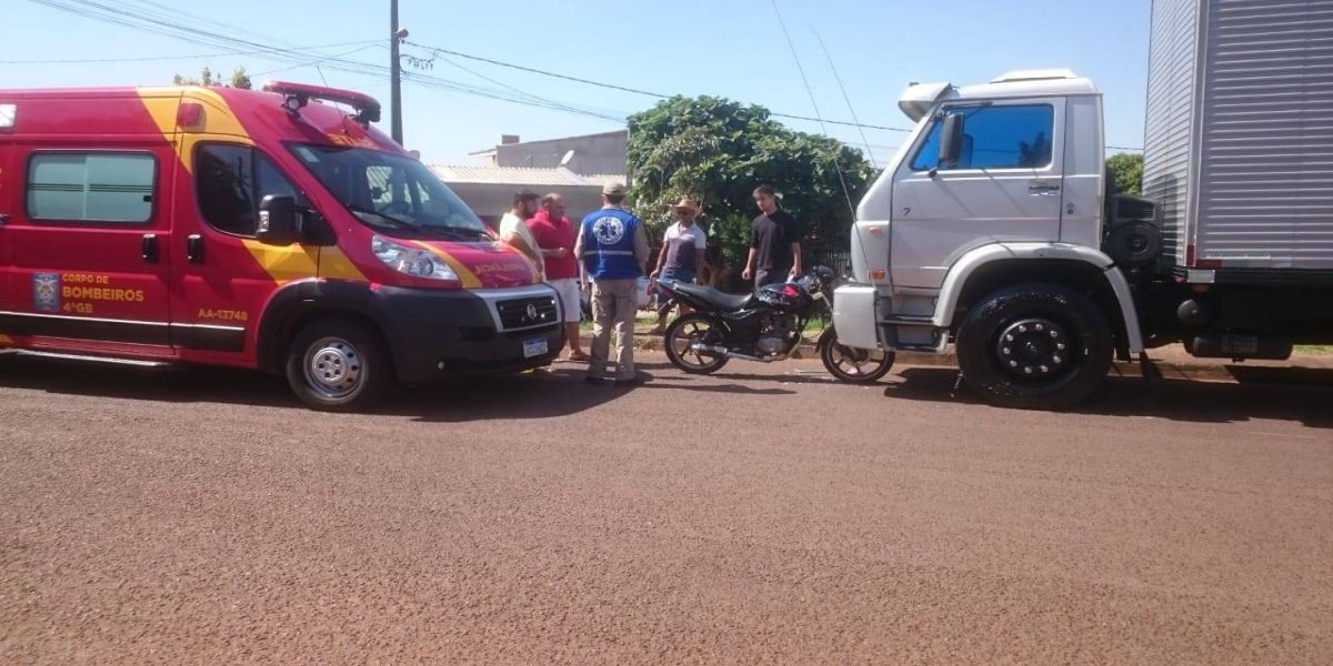 Motociclista fica ferido após colisão frontal com caminhão no Bairro Periolo