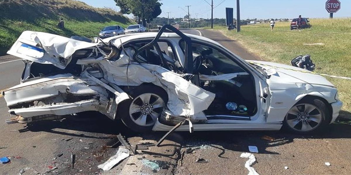 BMW bate em Gol e mata pai e filha de um ano; motorista ainda fugiu