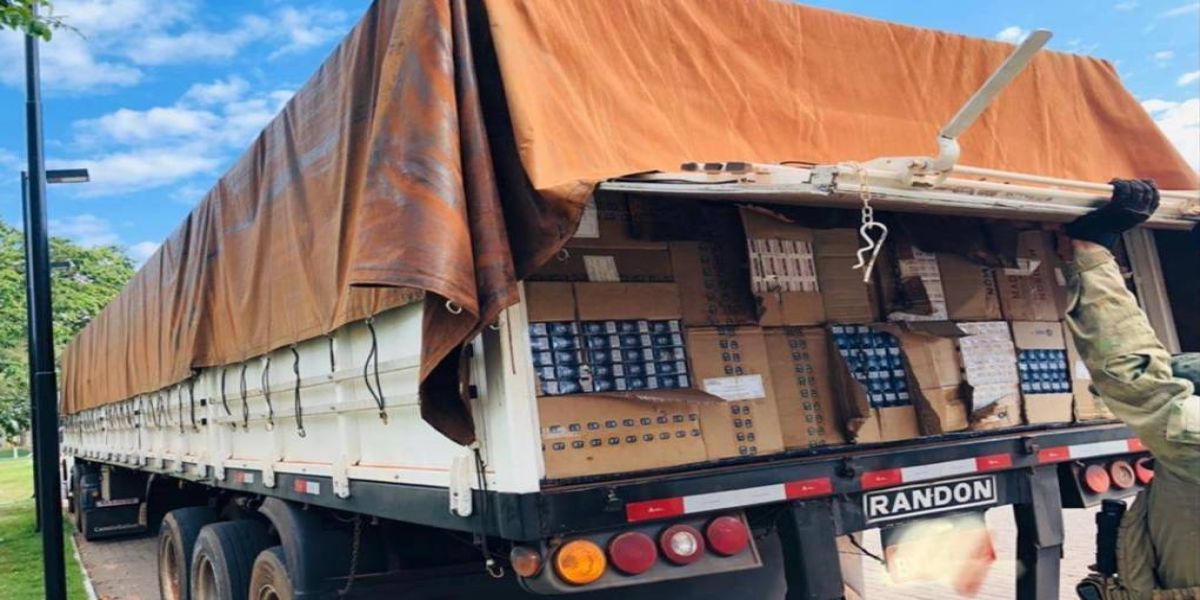 Policiais apreendem carreta com cigarros e criminosos tem prejuízo de R$ 2,5 milhões